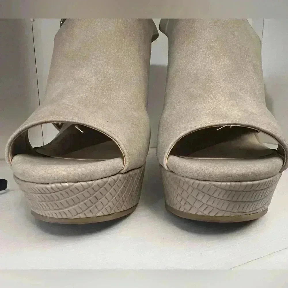 Chinese Laundry Women’s Wedges with back strap. Size 8 neutral. - Picture 2 of 7
